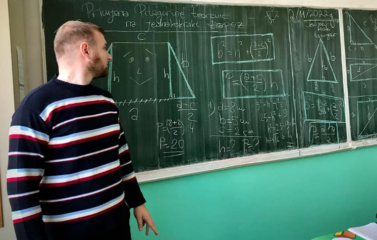 Nastavnik matemetike iz Tešnja i preko TikToka nastoji olakšati gradivo (VIDEO)