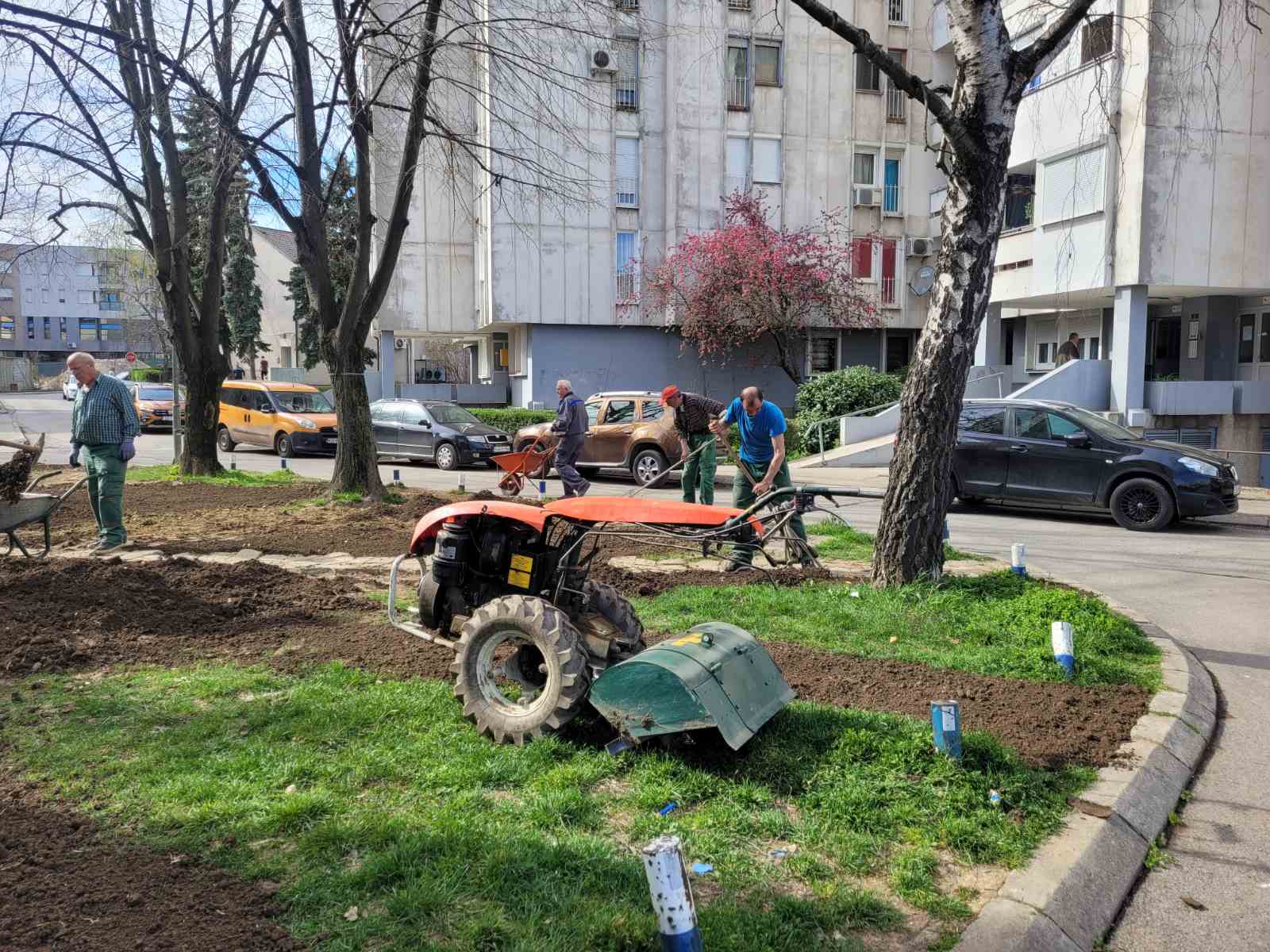 UREĐENJE GRADA Zaštitni stubići na zelenim površinama u Ulici Novice Cerovića