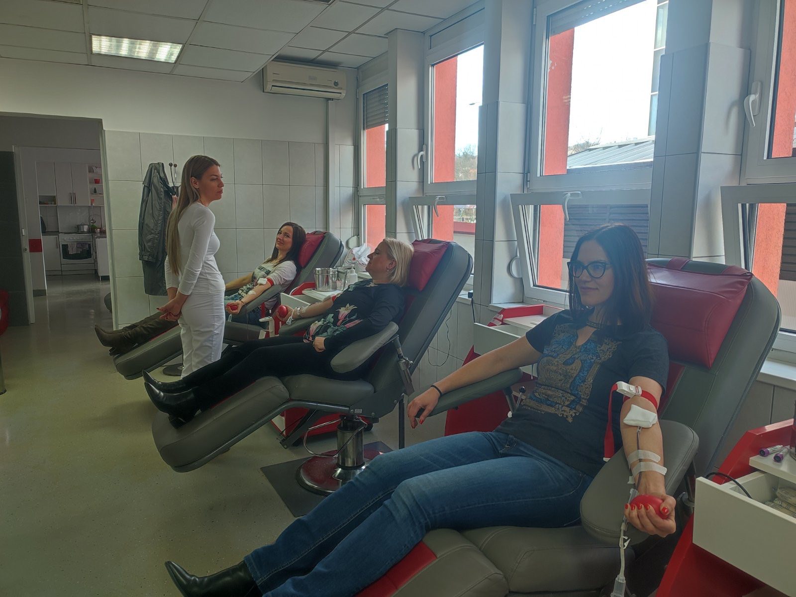 Radnice Gradske uprave učestvovale u akciji dobrovoljnog davanja krvi