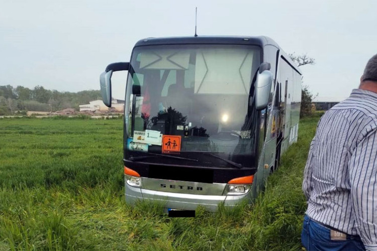 Bijeljina: Autobus sa djecom iz Banjaluke sletio sa puta