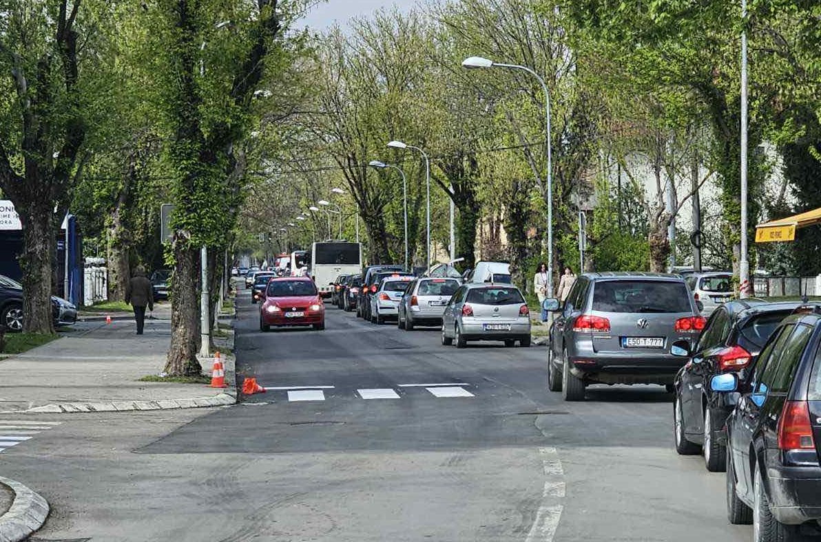 VOZAČI DODATAN OPREZ U toku iscrtavanje horizontalne saobraćajne signalizacije na širem području grada