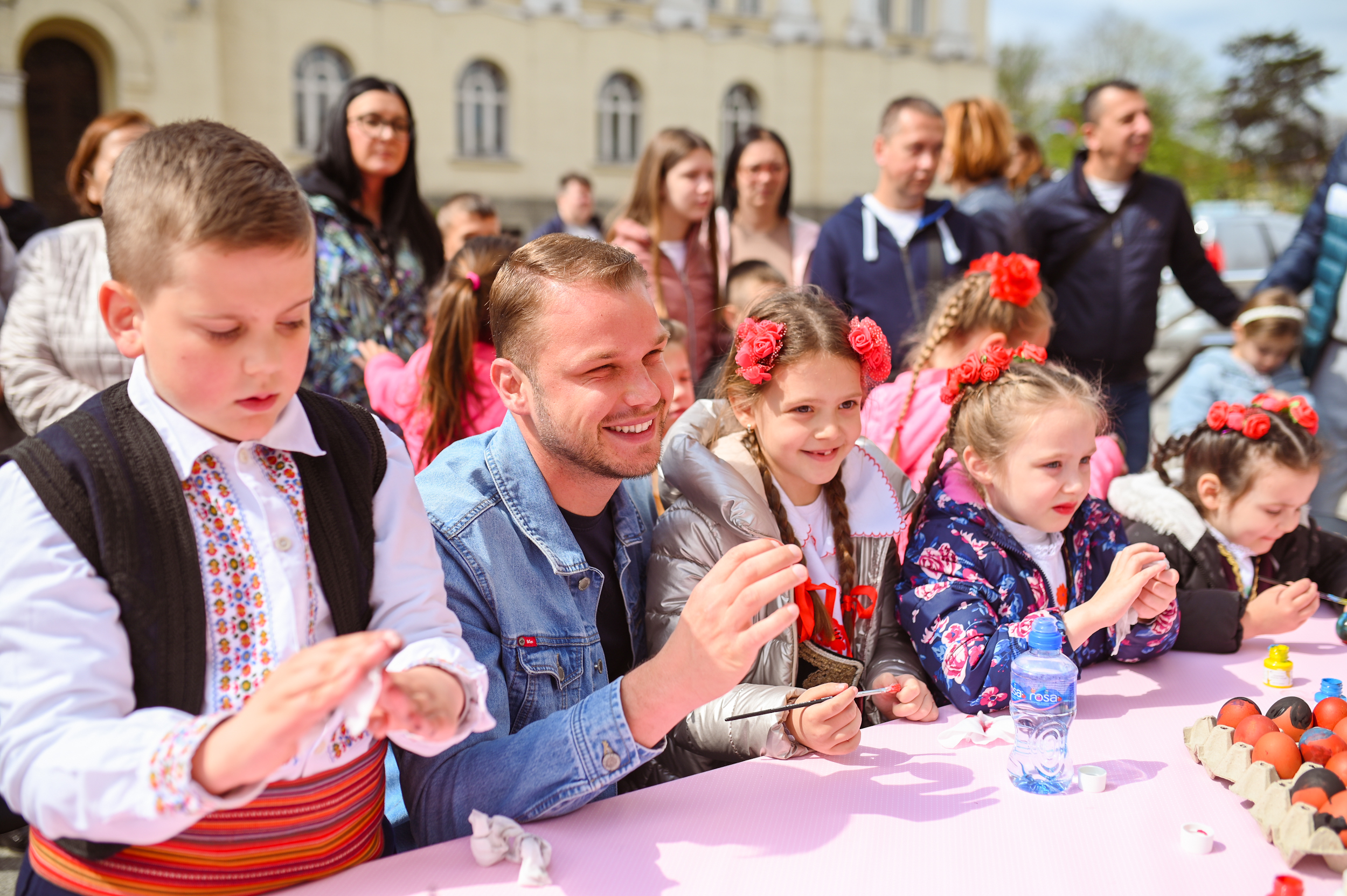 U susret Vaskrsu: Mališani ukrašavali jaja, pridrižio im se i gradonačelnik (VIDEO)