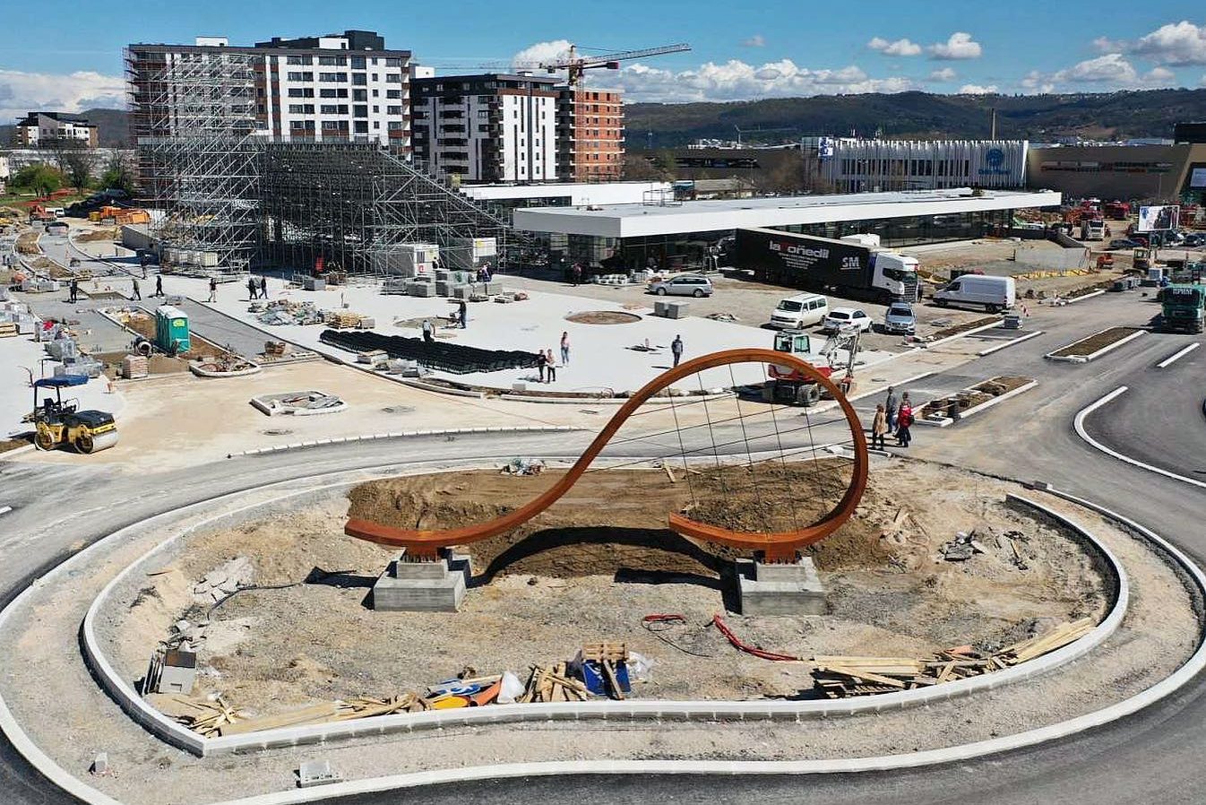 Novina u Banjaluci: Impozantna skulptura reketa krasiće “rotor” kružni tok VIDEO