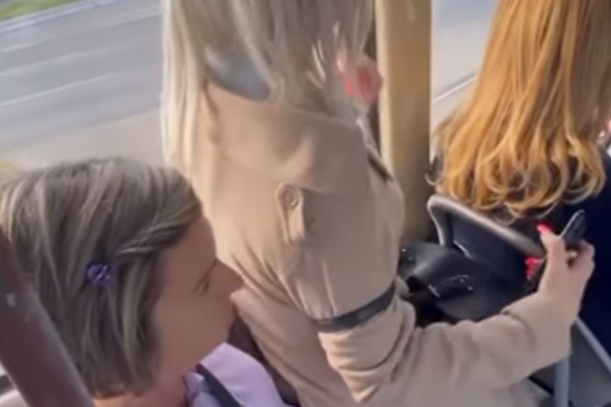 NESVAKIDAŠNJA SCENA Djevojka u tramvaju sjela u krilo starijoj ženi jer je bole noge (VIDEO)