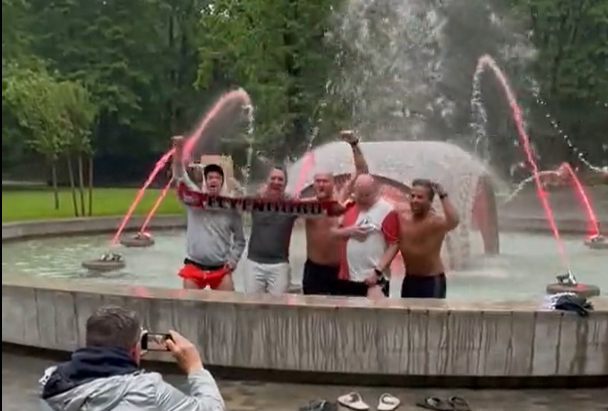 NESVAKIDAŠNJA SCENA Turisti slavili pobjedu u fontani u Parku Mladen Stojanović (FOTO)