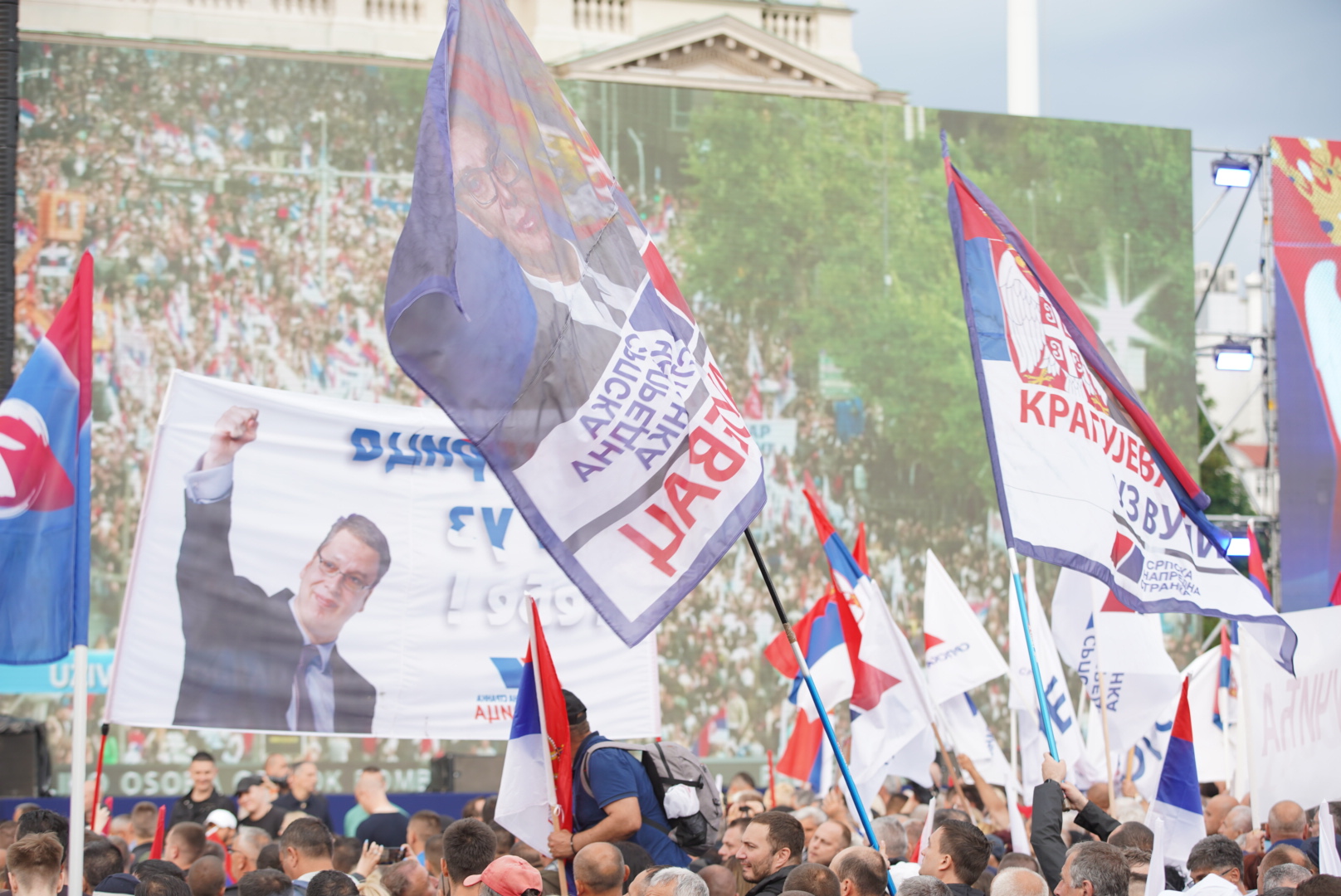 ODAZVALI SE VUČIĆU Veliki broj ljudi na skupu “Srbija nade” u Beogradu (FOTO)