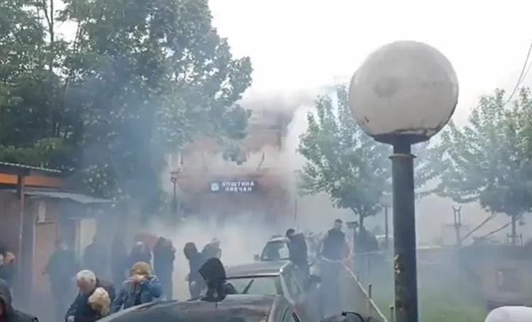 DRAMA NA KiM Policija oko zgrada opština, koriste šok bombe i suzavce (VIDEO)