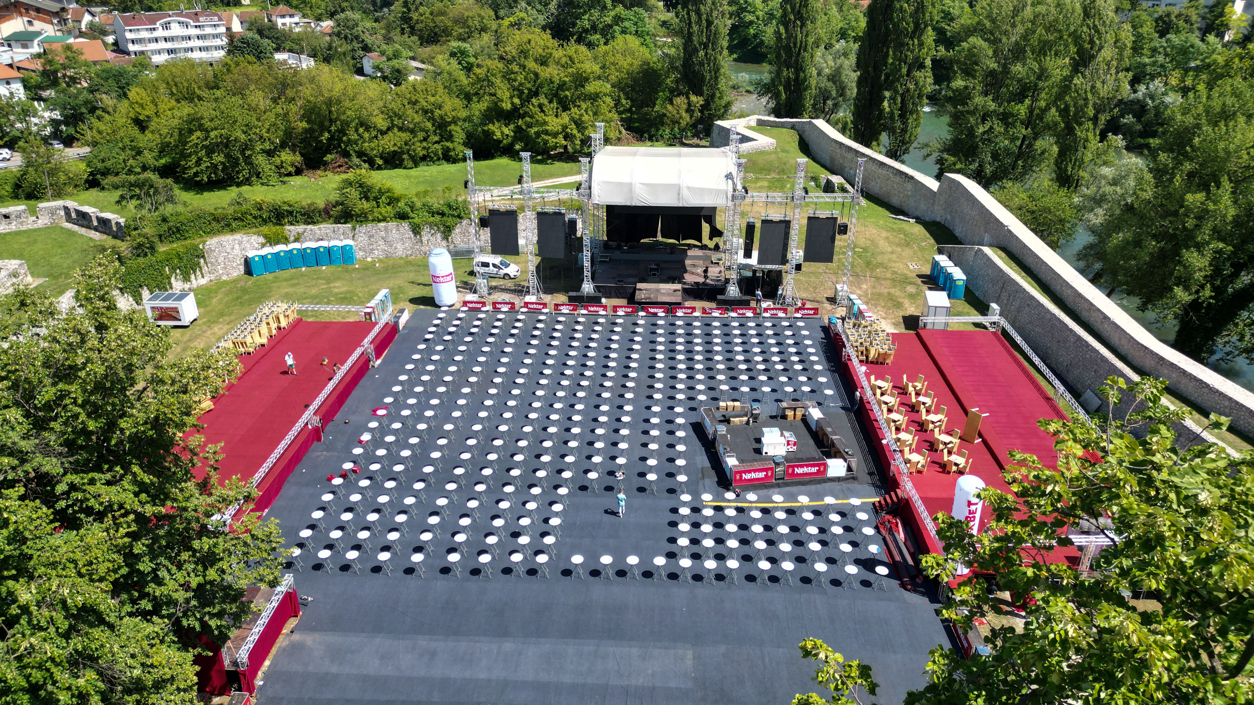 Sve je spremno za početak trodnevnog spektakla na Kastelu: Pogledajte kako izgleda najveći klub na otvorenom na Balkanu