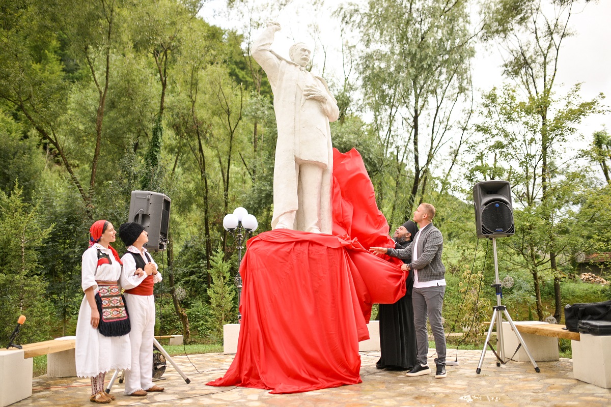 MJESTO KOČIĆEVOG POČETKA Otkriven spomenik narodnom tribunu u manastiru Gomionica (VIDEO)