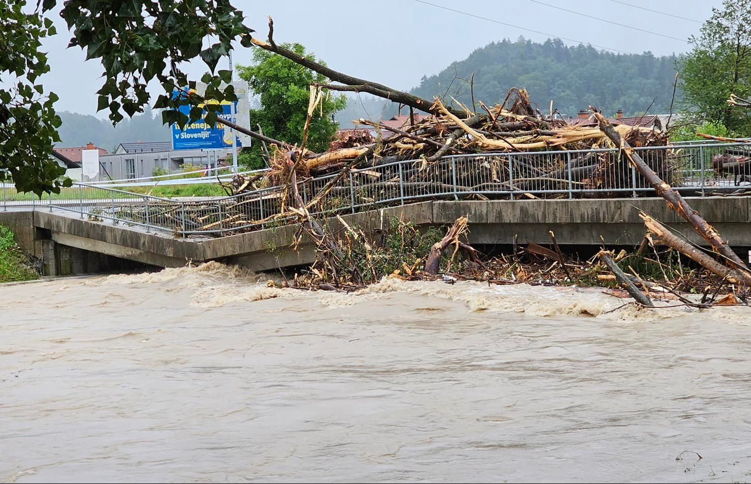 POSLJEDICE NEVREMENA U Sloveniji više od 200 klizišta poslije poplava