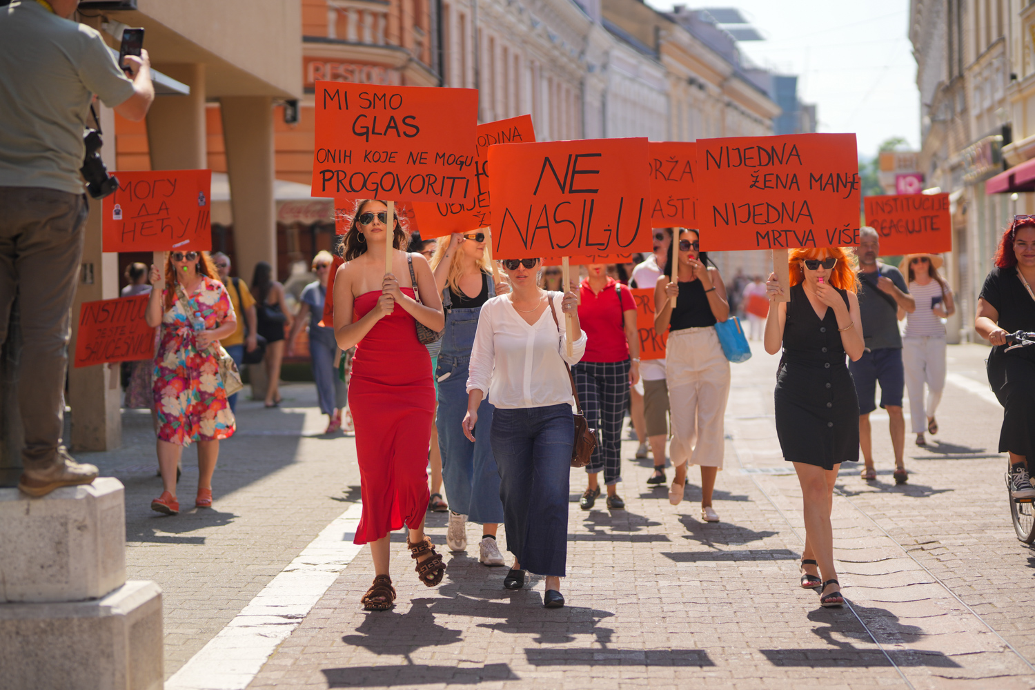 “DRŽAVO POKAŽI DA NISMO SAME” Protest u Banjaluci protiv učestalog femicida u BiH (FOTO)