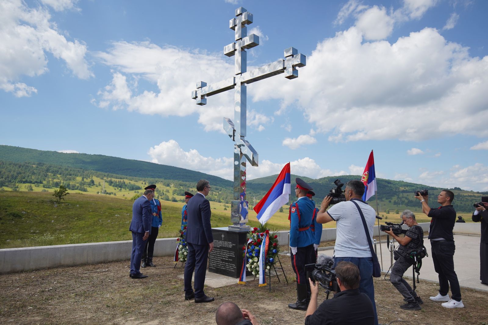 Dodik i Vučić položili vijence na Petrovačkoj cesti (FOTO)