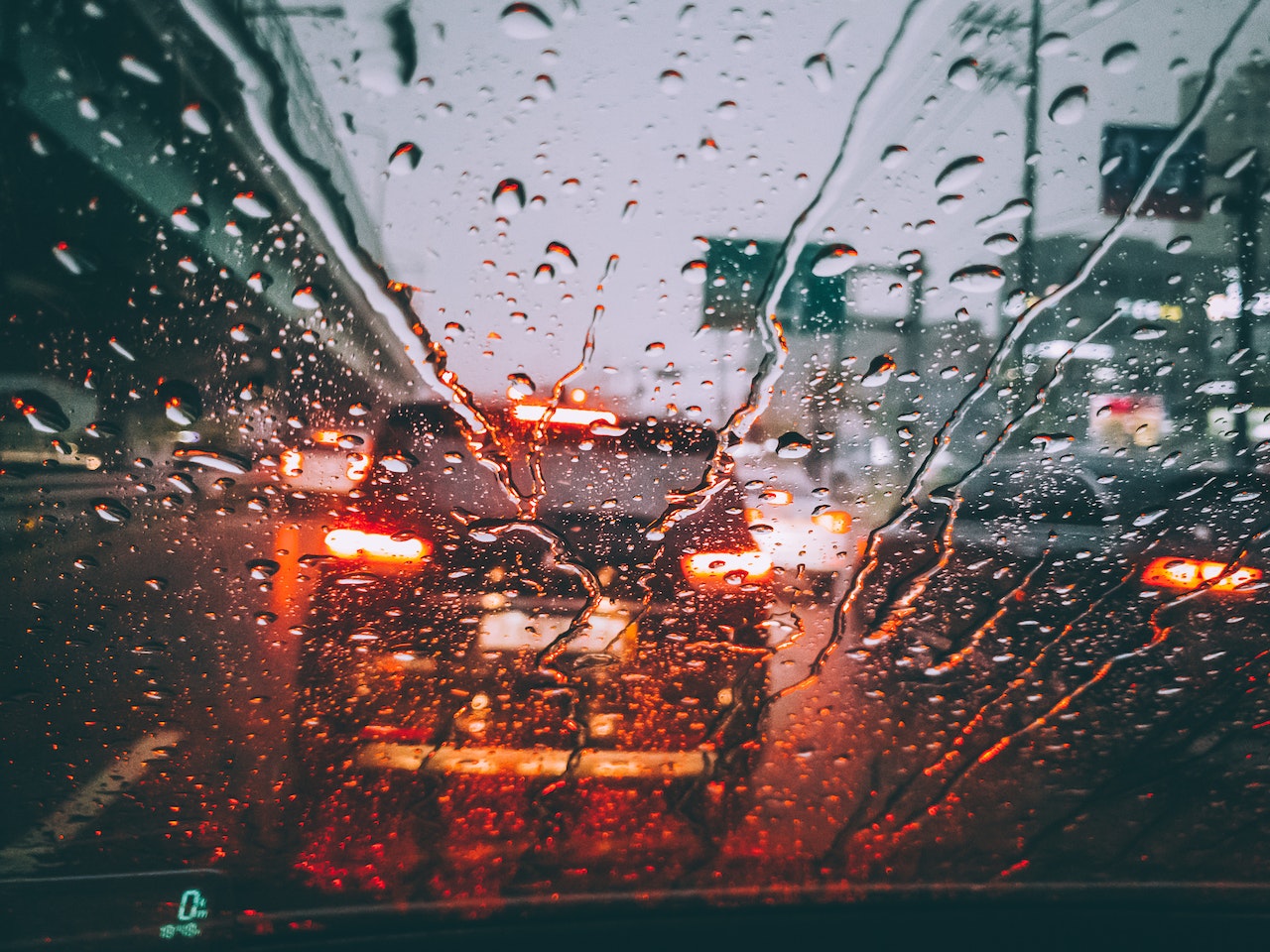 NAPOLJU GOTOVO MRAK Česti odroni, vjetar i kiša prave probleme vozačima