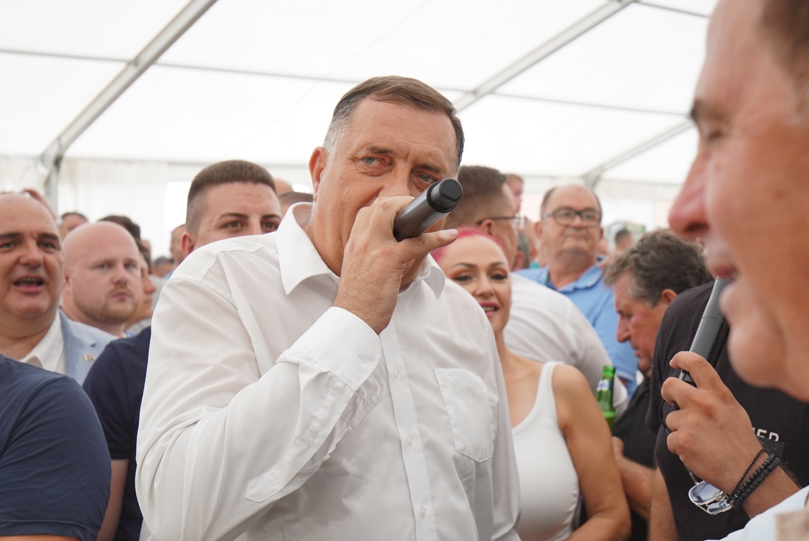 NIŠTA BEZ MIKROFONA Dodik pod šatorom zapjevao poznate hitove (VIDEO)