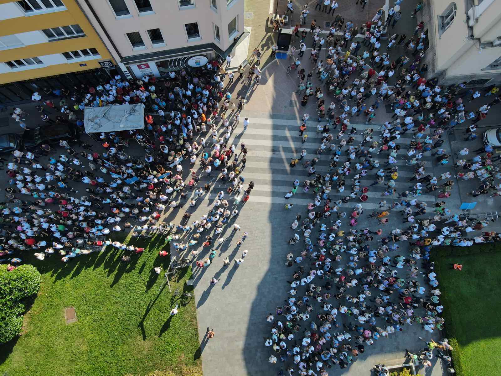 NEMA GUŽVE NA PROTESTU Đajić tvrdi “Ima nas 7.000” FOTOGRAFIJE KAŽU DRUGAČIJE (FOTO)