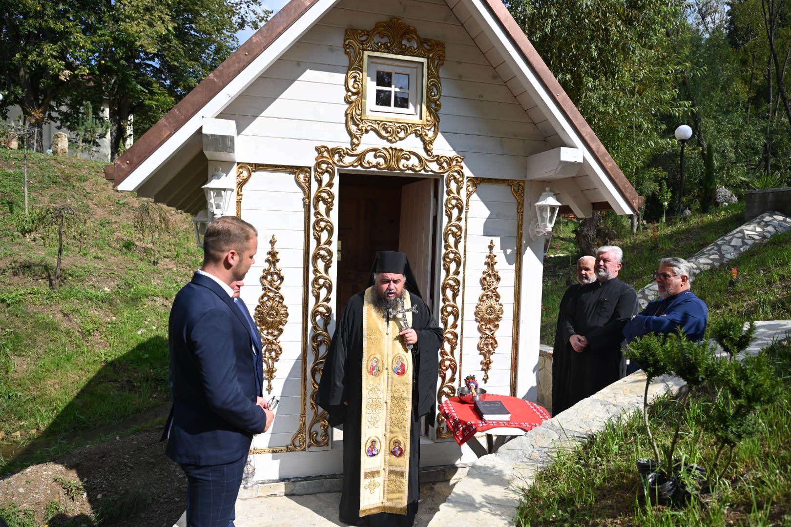 GRADONAČELNIK SA PORODICOM manastiru Gomionica poklonio vodenicu (FOTO)