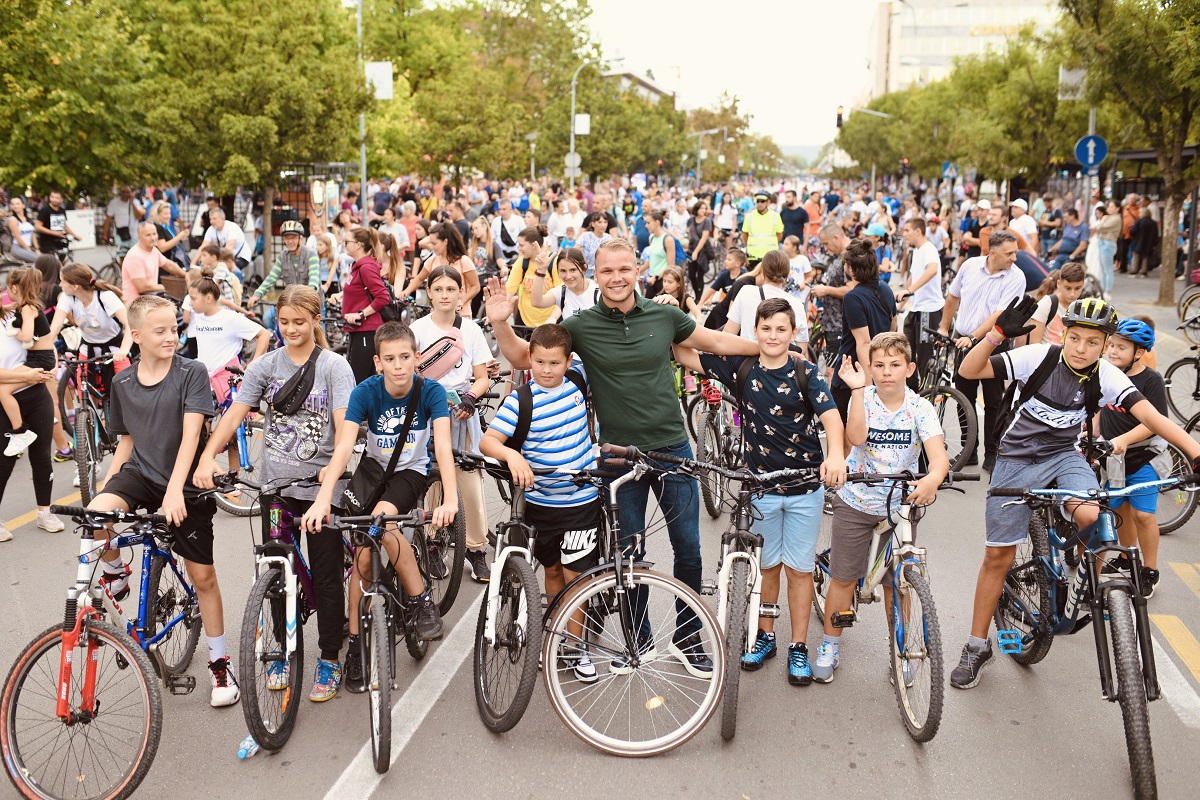 BANJALUKA OBILJEŽILA DAN BEZ AUTOMOBILA Okupio se veliki broj učesnika biciklijade (VIDEO)