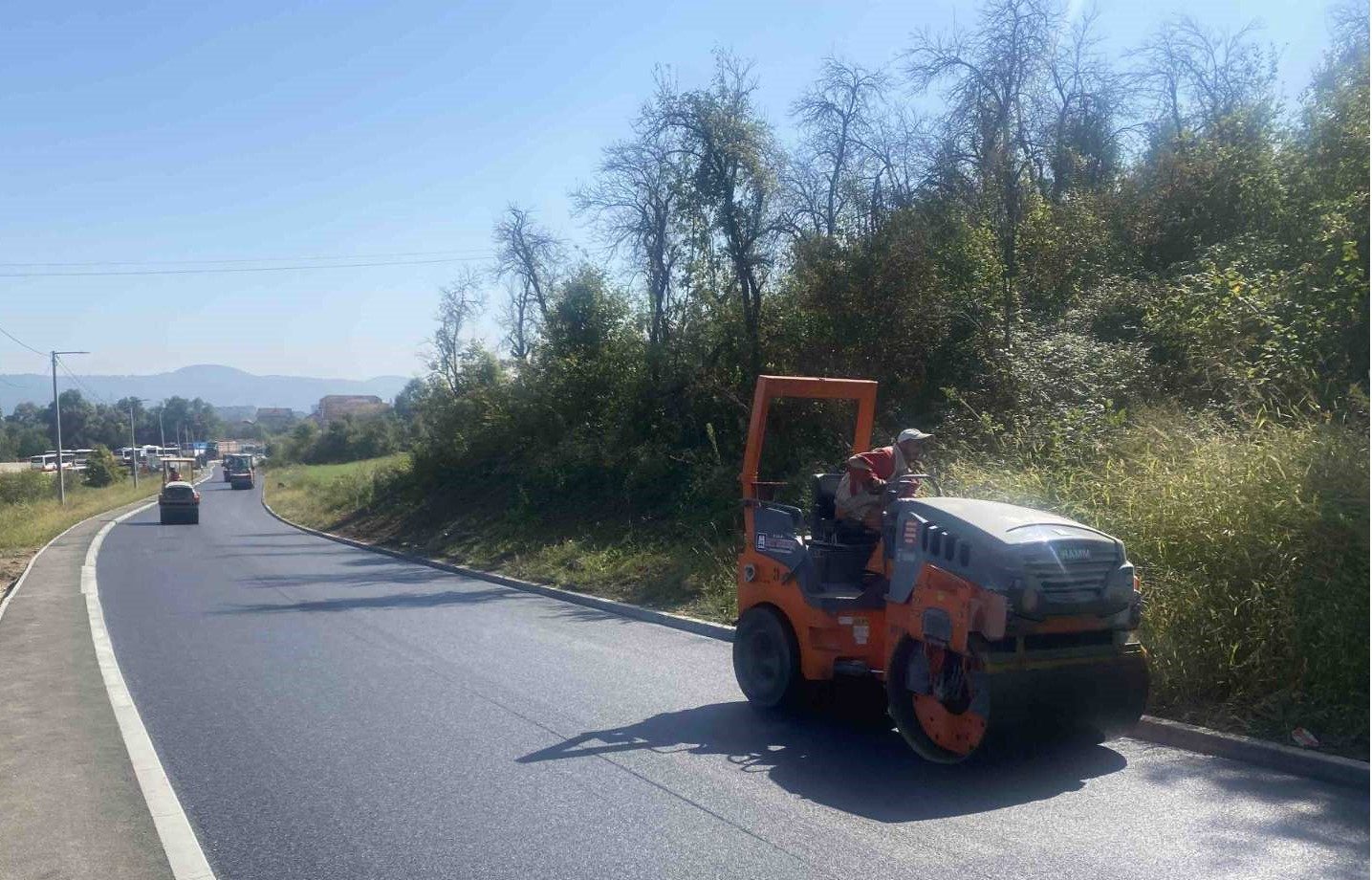 Radovi na putu prema Motikama: U toku postavljanje završnog sloja asfalta
