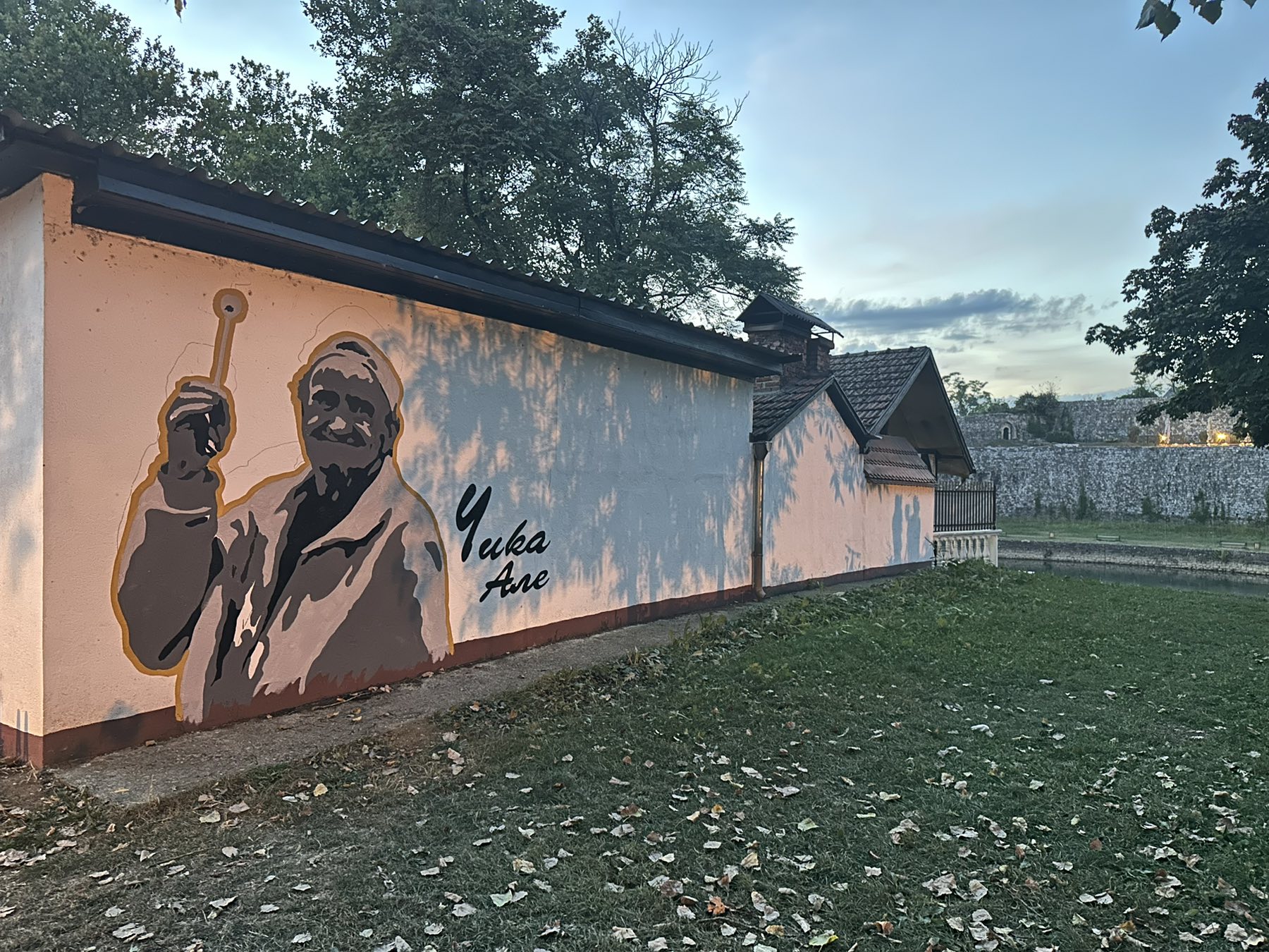 OSTAJE U SRCIMA BANJALUČANA Čika Ale dobio mural u naselju Obilićevo (FOTO)
