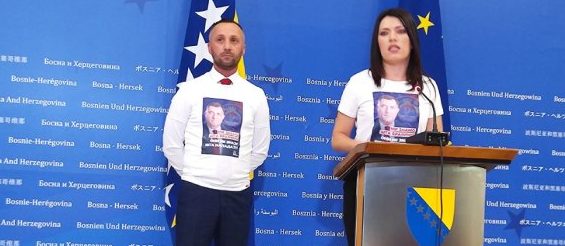 Vulić i Kojić nose majice sa Dodikovim likom, opozicija poruku “Đes’ lopov'” (FOTO)
