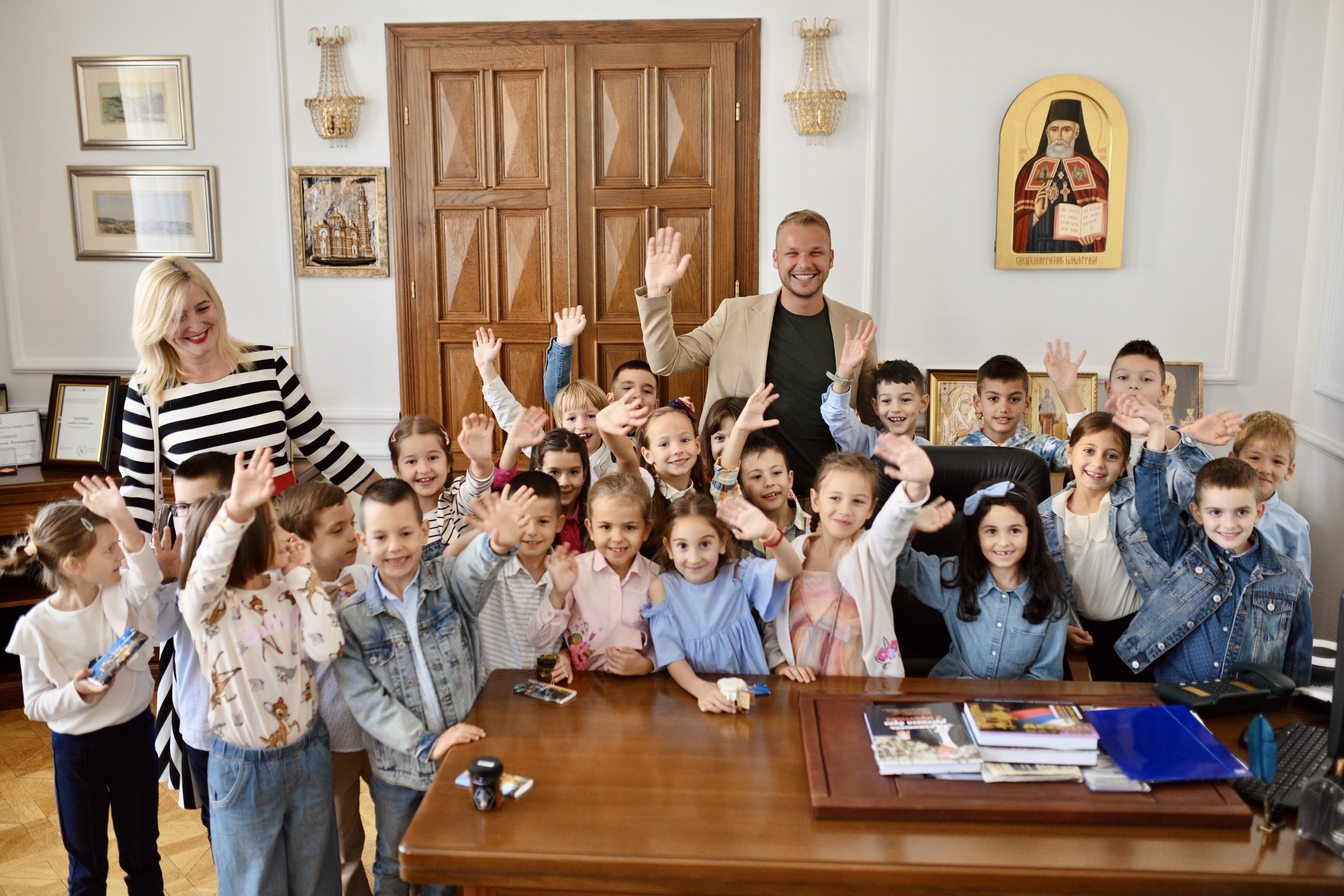 NEDJELJA DJETETA Stanivuković uručio „ključeve grada“ učenicima OŠ „Ivo Andrić“ (VIDEO)