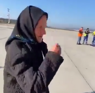 PRVI PUT LETI AVIONOM Snimak bake od 80 godina rasplakao mnoge (VIDEO)