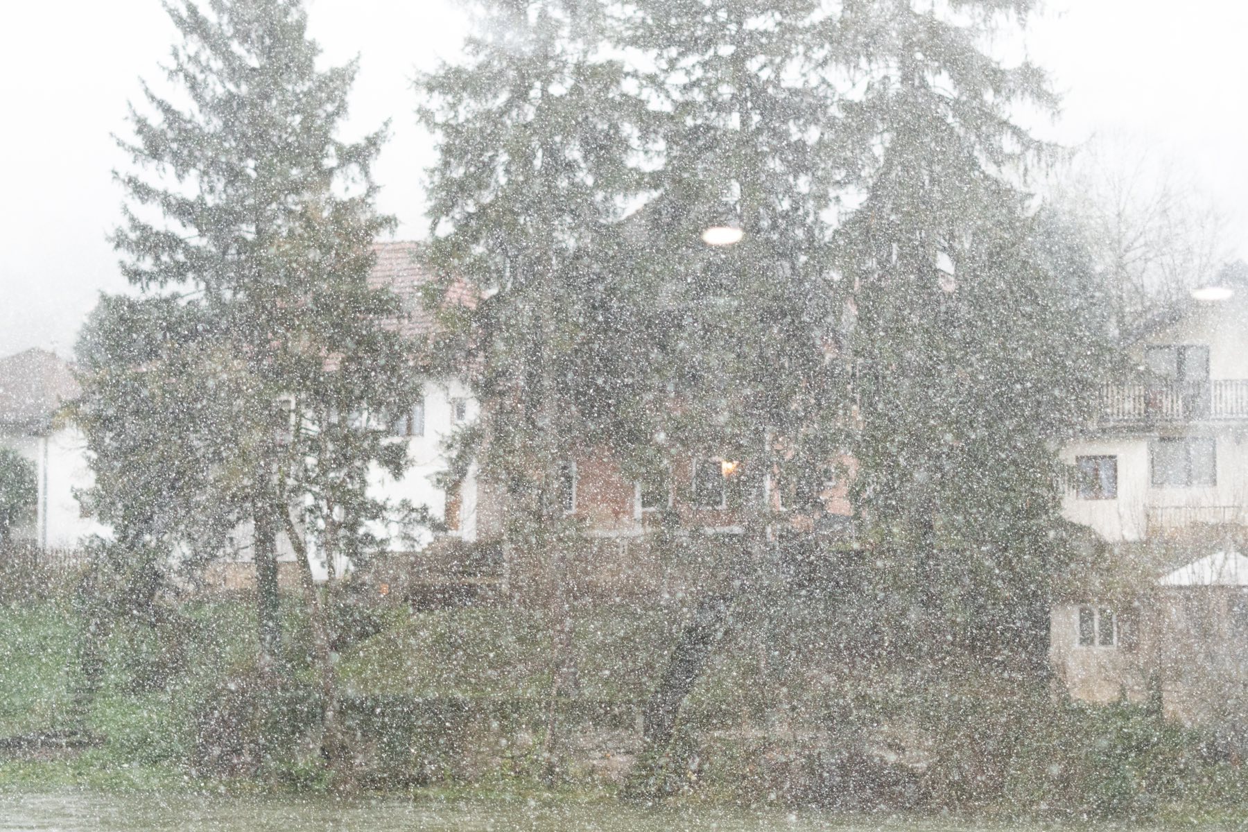 NA SJEVERU OLUJE Pada snijeg u Sloveniji i Hrvatskoj