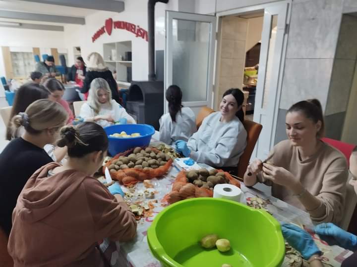 Banjalučki srednjoškolci pripremali novogodišnju trpezu za siromašne
