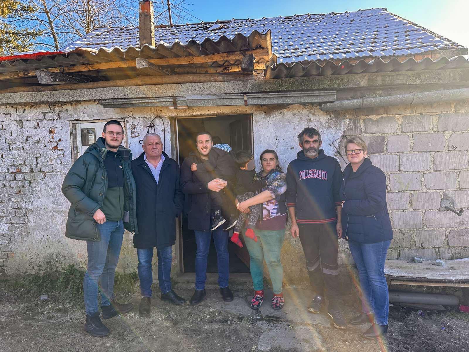 Drinić posjetio porodicu Šišarica: Svi naši ljudi, a posebno djeca zaslužuju dostojanstven život (FOTO)