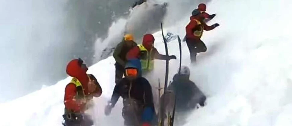 Zabilježen trenutak kada snježna lavina zatrpava Gorsku službu (VIDEO)