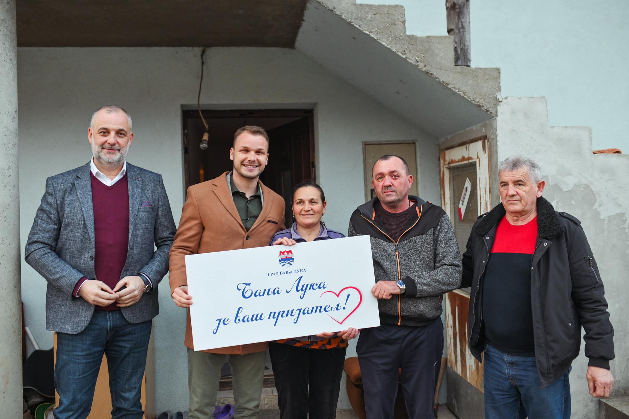 “Primjer za zajedništvo pobjeđuje sve” Gradonačelnik posjetio petočlanu porodicu u Česmi (FOTO)