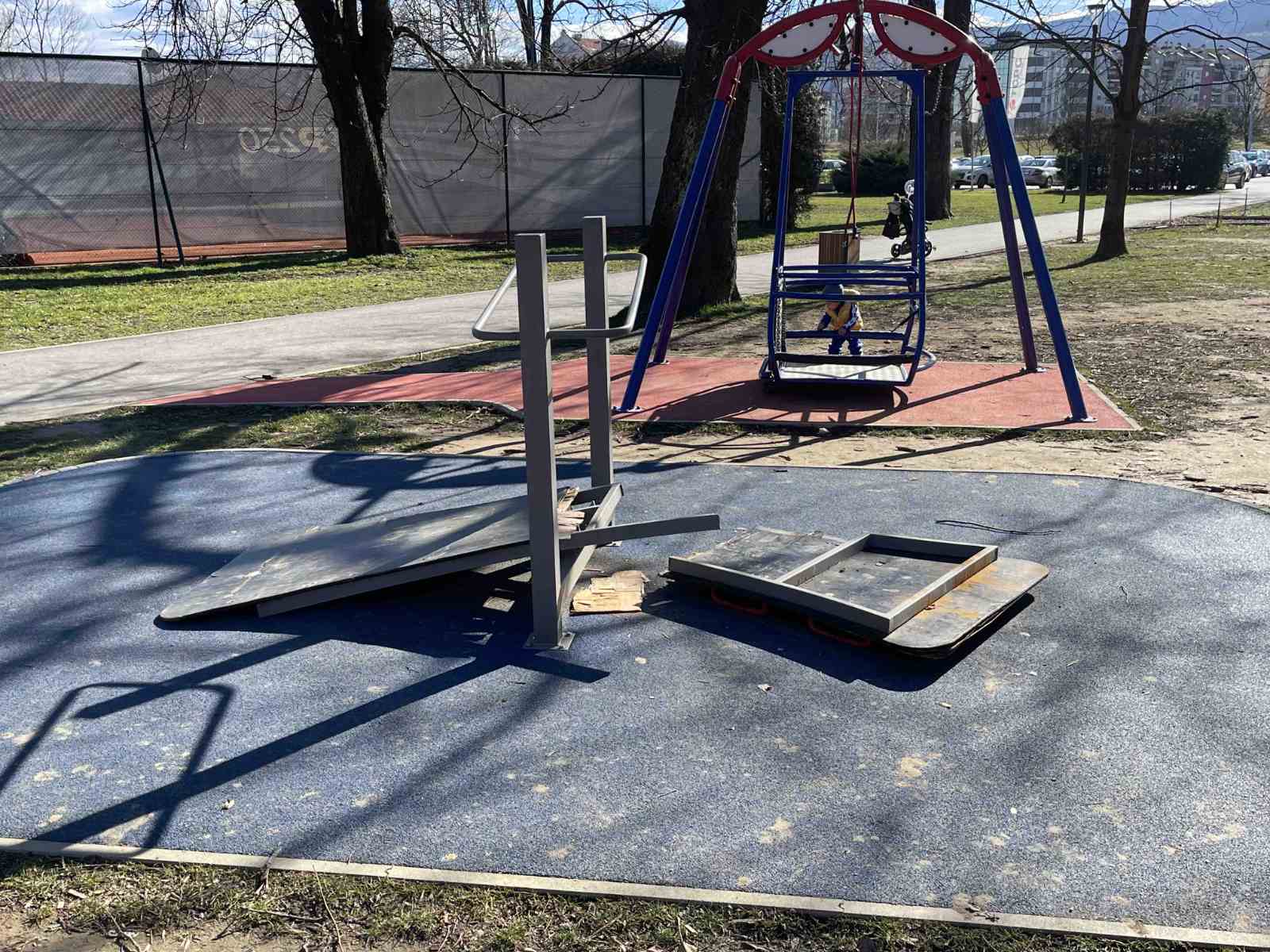 Vandali opet uništili rekvizite na dječijem igralištu u Parku “Mladen Stojanović” (FOTO)