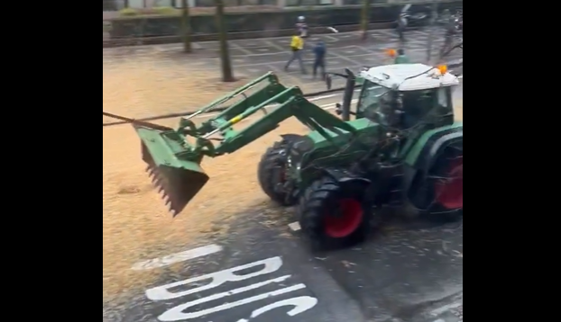 Gori Brisel, poljoprivrednici pale gume, bacaju gnojivo i naradže na policiju (VIDEO)