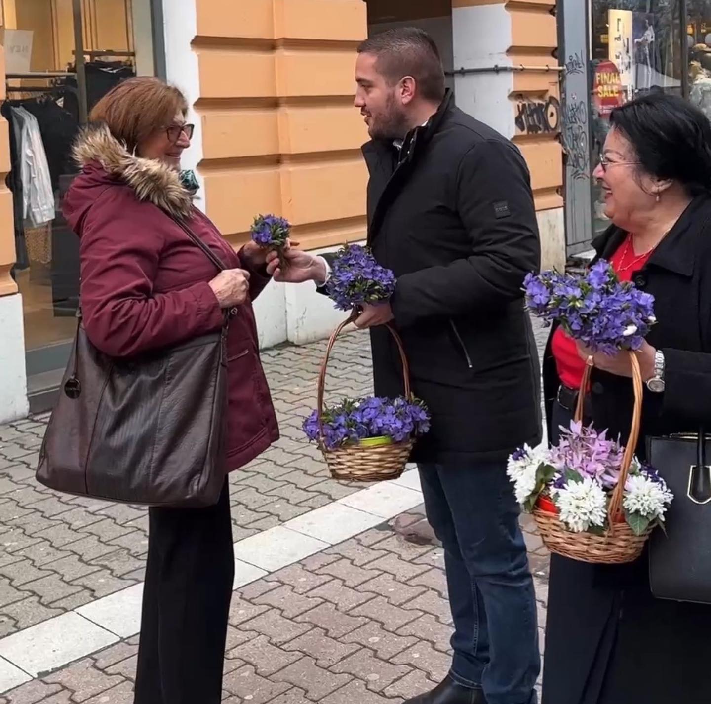 HUMANI GEST Drinić obradovao Banjalučanke cvijećem bake Grozde (FOTO)
