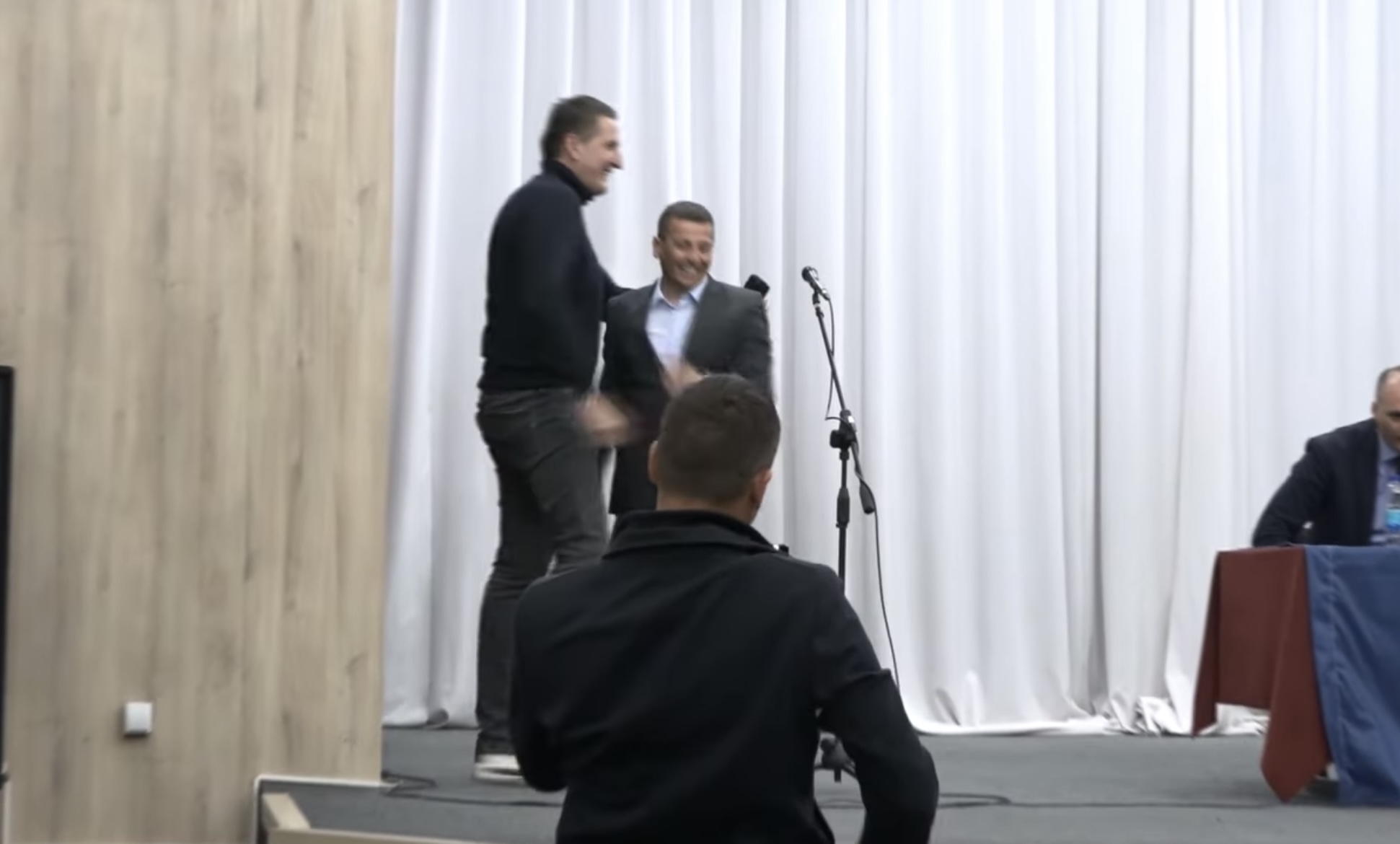 OVO JOŠ NISTE VIDJELI Vukanović i Elek zajedno na bini, otvoren razgovor uz osmjeh i zagrljaj (VIDEO)