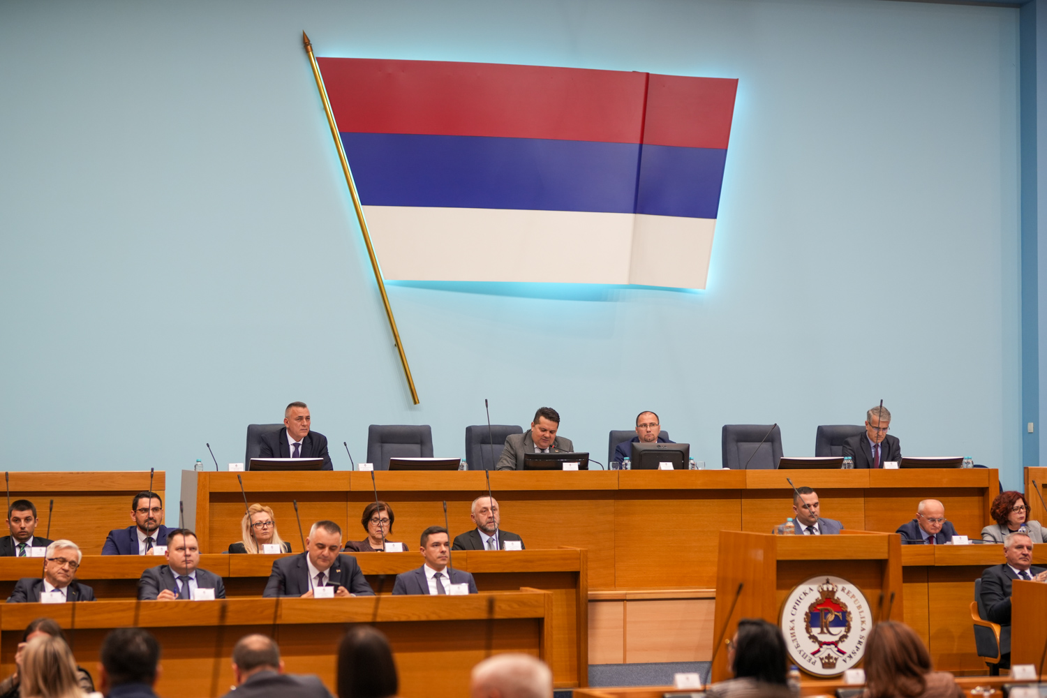 SINOĆ KASNO Parlament Srpske usvojio Izborni zakon RS i plate u kovertama