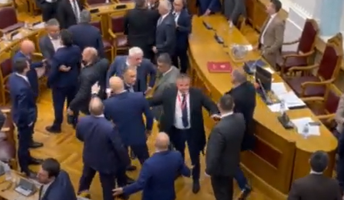 Umalo izbila tuča na sjednici Skupštine Crne Gore (VIDEO)