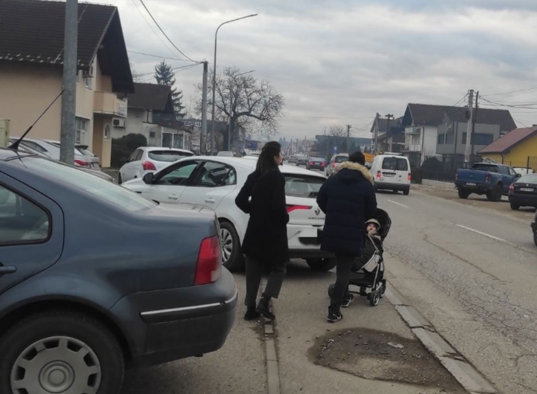 Bahatost vozača u Trnu: Auta na trotoaru, majke sa kolicima moraju na ulicu