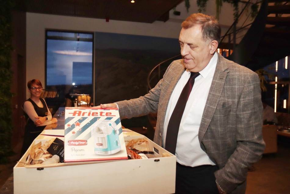“Sljedeći put ja častim kokicama” Dodik se pohvalio rođendanskim poklonom od Vučića (FOTO)