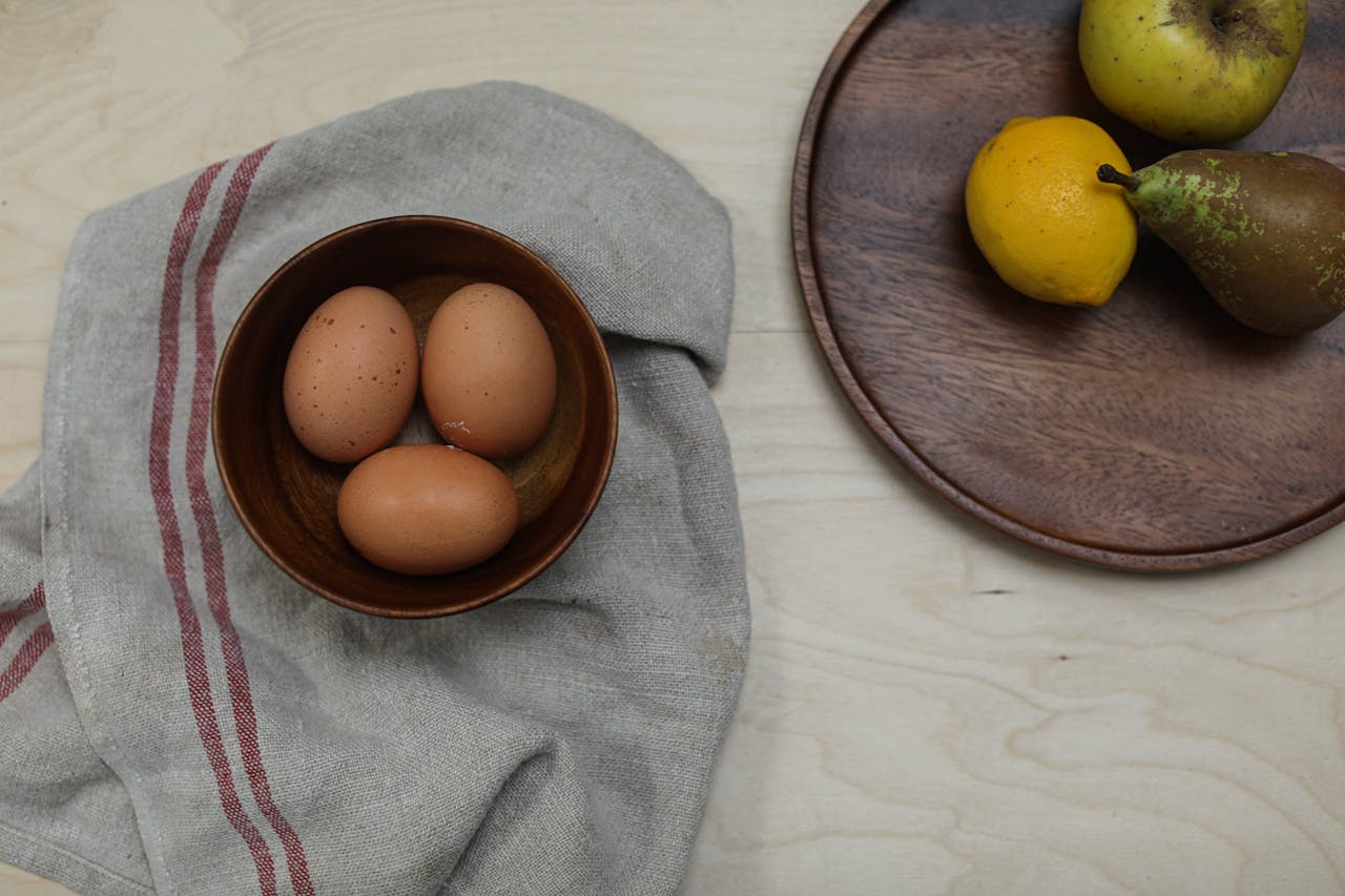 TRIK SA DVA JAJETA Evo kako da prepoznate da li je jaje skuvano