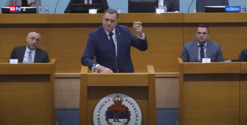 Dodik izvadio gutu para na Skupštini – Kartice nije nikada koristio (VIDEO)