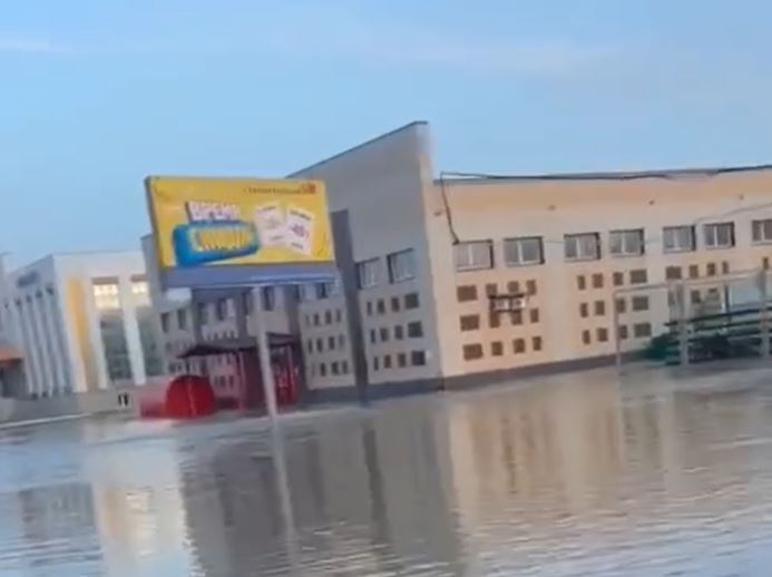 PUKLA BRANA U Rusiji poplavljeno više od 2.500 domaćinstava (VIDEO)