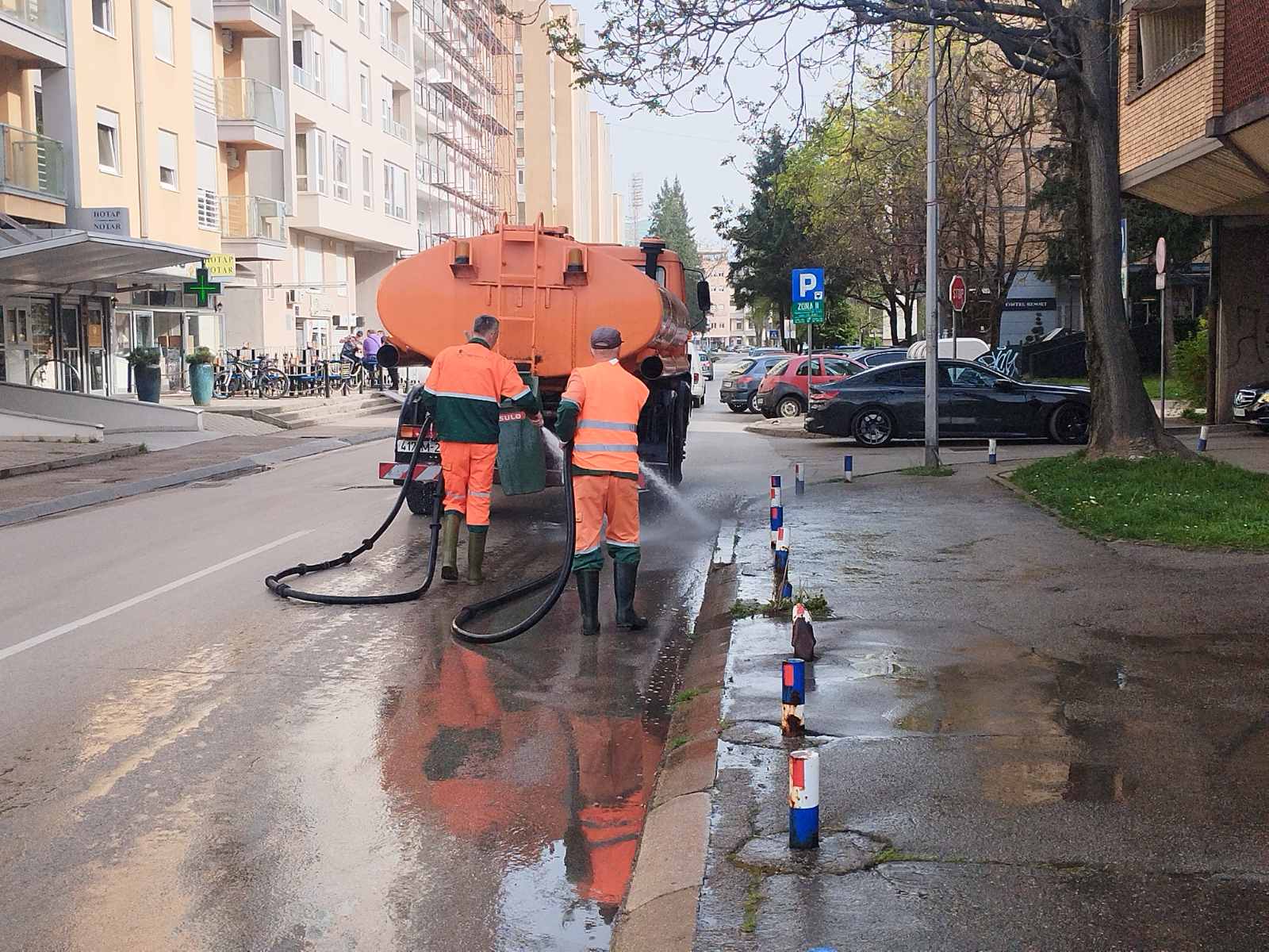 RADI SE PUNOM PAROM Počelo pranje ulica i pojačano čišćenje grada